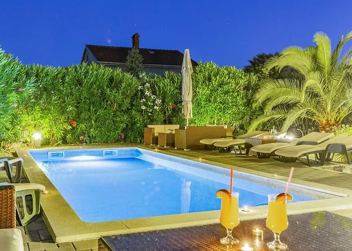 In With Swimming Pool Vila *