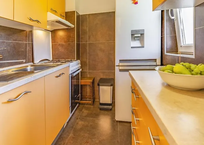 Vila In With Swimming Pool Pula