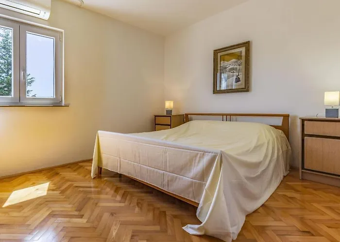 Vila In With Swimming Pool Pula