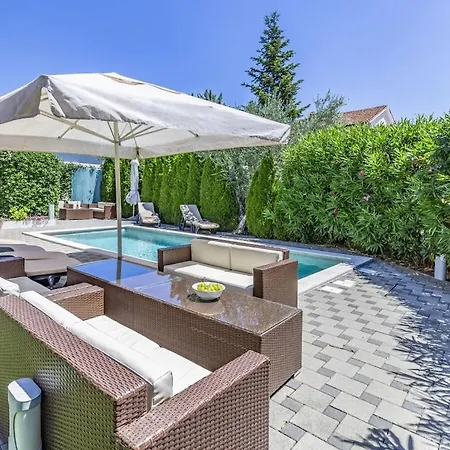 In Pula With Swimming Pool Villa