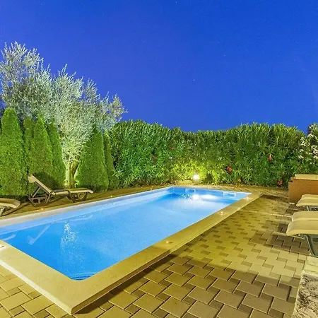 Villa In Pula With Swimming Pool *