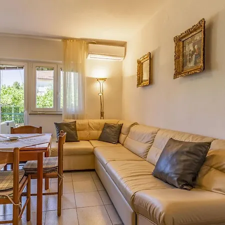 Villa In Pula With Swimming Pool Štinjan