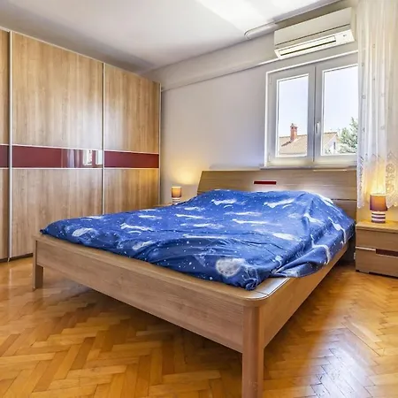 Villa In Pula With Swimming Pool