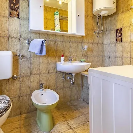 Villa In Pula With Swimming Pool *