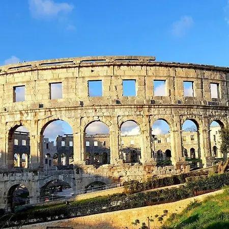 In Pula With Swimming Pool Štinjan