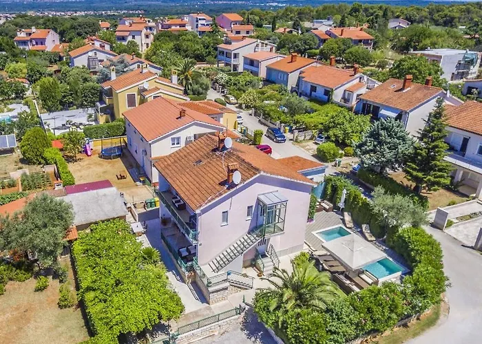 In Pula With Swimming Pool Póla