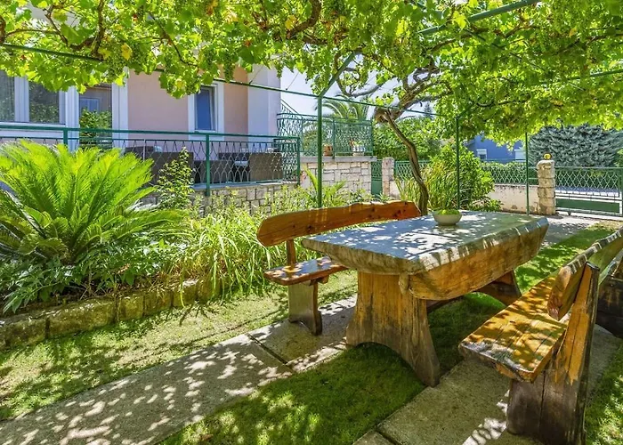 Villa In Pula With Swimming Pool *