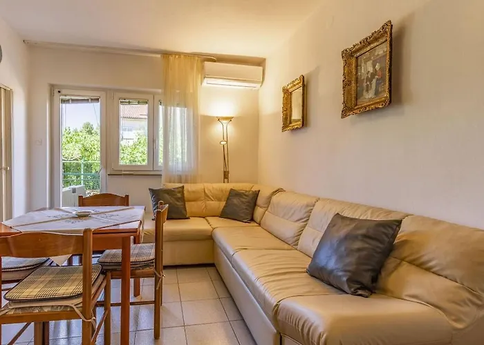 Villa In Pula With Swimming Pool Póla