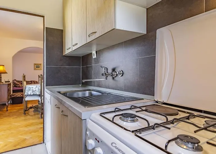 Villa In Pula With Swimming Pool *