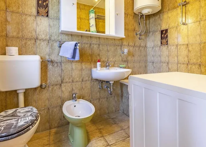 Villa In Pula With Swimming Pool *