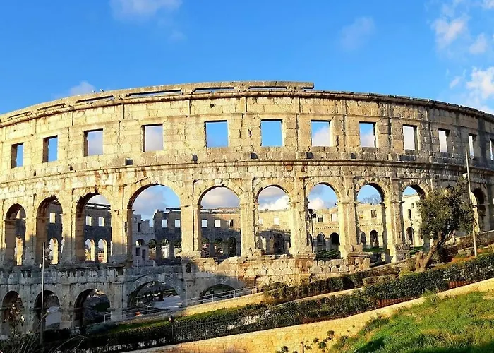 In Pula With Swimming Pool Póla