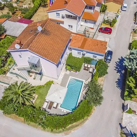 In With Swimming Pool Villa *