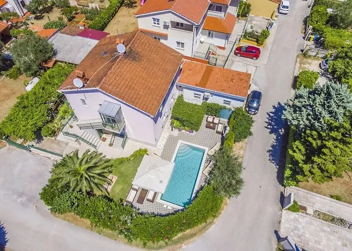 In With Swimming Pool Villa *