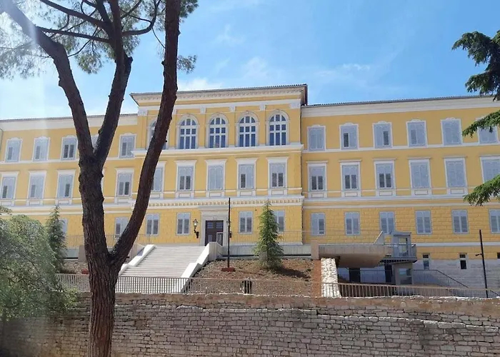 In With Swimming Pool Villa *